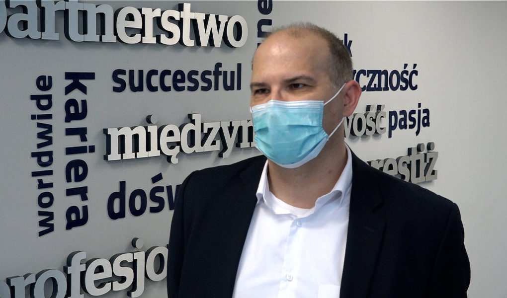 Pandemia ograniczyła rekrutacje w wielu branżach. Pracownicy są też mniej skłonni do zmiany pracy