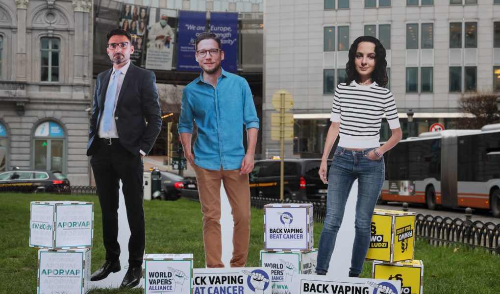 Europejska komisja rozstrzygnie, czy e-papierosy można włączyć do programu walki z nowotworami. Apeluje o to grupa organizacji „Prawo dla ludzi” [DEPESZA]