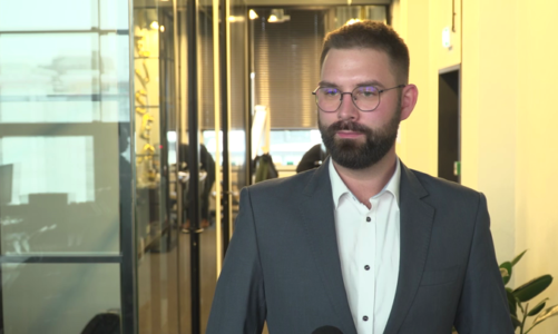 Koniec z rozrzuconymi po chodniku e-hulajnogami. Będzie też ograniczenie prędkości dla ich użytkowników