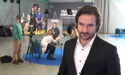 Piotr Stramowski: Serial „Tajemnica zawodowa” ma drugie dno jak u Bergmana. Kiedy weszliśmy na plan, świat zaczął tworzyć się na naszych oczach