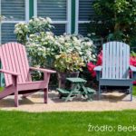 Kolorowe krzesła w domu i na tarasie