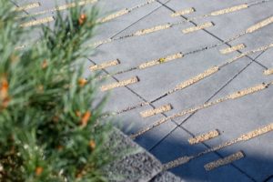 Polbruk_Extrano(3) Jak zaprojektować aranżację strefy wejściowej w stylu nowoczesnym? Minimalistyczne, o prostych bryłach, z dużymi powierzchniami przeszklonymi na elewacji – tak prezentuje się większość domów zbudowanych w stylu nowoczesnym