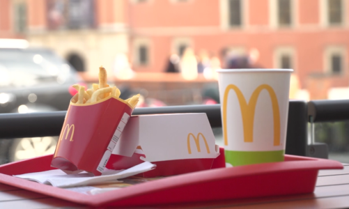 W 2020 roku McDonald’s w Polsce sprzedał 144 mln porcji frytek z krajowych ziemniaków. Od ponad 25 lat dostarcza je firma z Lęborka [DEPESZA]