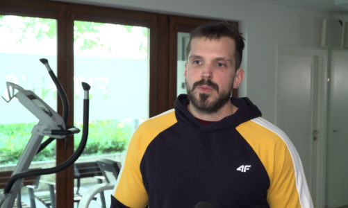 Piotr Ostrowski (trener personalny): Treningi online z Ewą Chodakowską i Anną Lewandowską zachęciły Polaków do ćwiczeń. Nie uwzględniają one jednak problemów ćwiczących