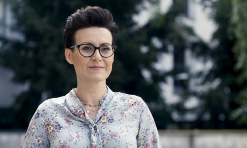 Polacy wypoczywają z telefonem w ręku. Co czwarta osoba odczuwa presję odpowiadania na służbowe maile i telefony podczas urlopu