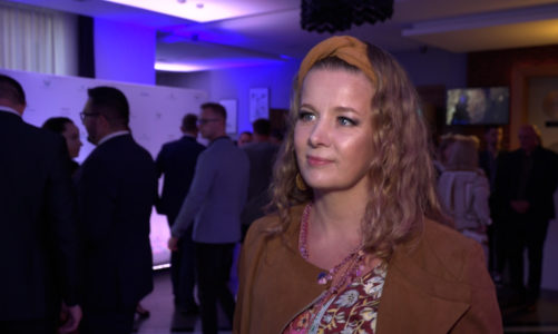 Anna Powierza: Im bardziej się starzeję i dorasta moje dziecko, tym ekologia jest dla mnie coraz ważniejsza. W czasie pandemii zasypaliśmy świat toną nie do końca potrzebnych nam rzeczy