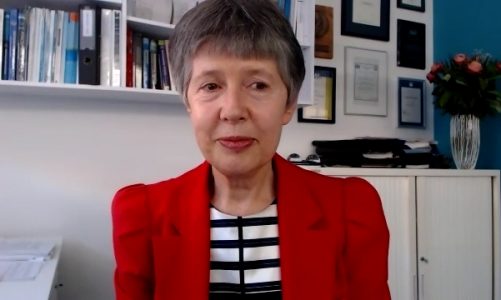Ryzyko zakażenia COVID-19 rośnie w źle wentylowanych pomieszczeniach. Wtedy wskazane jest nie tylko zachowanie dystansu, ale i noszenie maseczek