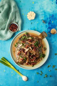 Turbot smażony w sosie własnym z orzechami pekan, cebulą, czosnkiem, dymką i koperkiem – Naturalnie Bałtycki foto Joanna Matyjek Rybne specjały nie tylko na wigilię