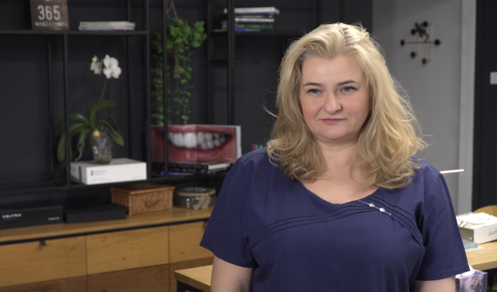 Licówki mogą się utrzymać na zębach nawet 30 lat. Brak konsultacji także z protetykiem może doprowadzić do osłabienia i uszkodzenia zębów