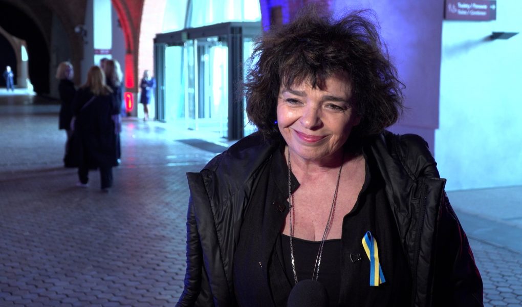 Katarzyna Grochola: Moja córka ma piękne serce. Co dwa tygodnie jeździ do sierocińca w Ukrainie, wydaje posiłki na granicy i robi mnóstwo dobrego