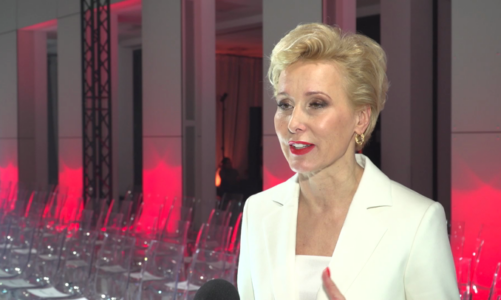 Oversizowe garnitury, dżins, koronki i kwiaty 3D najważniejszymi trendami w modzie na sezon wiosna/lato 2023. W kolorystyce dominują odcienie świeże, soczyste i energetyczne