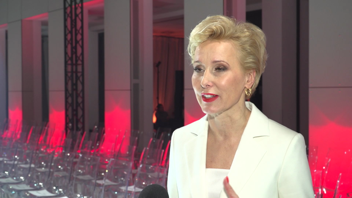 Oversizowe garnitury, dżins, koronki i kwiaty 3D najważniejszymi trendami w modzie na sezon wiosna/lato 2023. W kolorystyce dominują odcienie świeże, soczyste i energetyczne