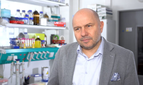 Polscy naukowcy jako pierwsi na świecie stworzyli cyrkularne mRNA metodą chemiczną. To może pomóc w leczeniu genetycznych chorób rzadkich