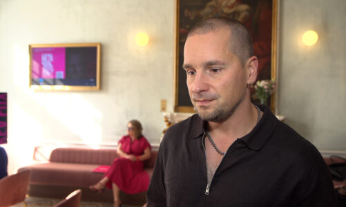 Krzysztof Zalewski: Andrzej Smolik ma genialne poczucie humoru. Na próbach raczy nas anegdotami i zawsze po prostu płaczę ze śmiechu